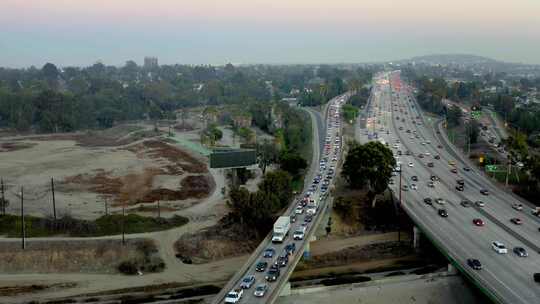 高速公路天线上堵车的汽车