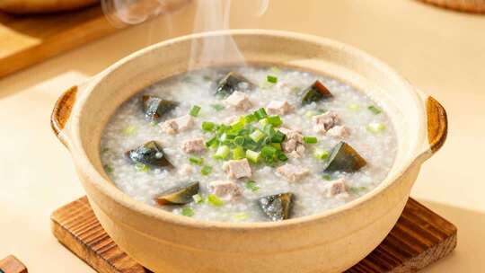 冬日皮蛋瘦肉粥温暖治愈美食特写视频