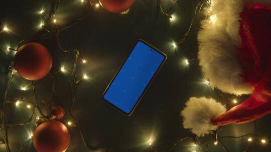 头顶拍摄的圣诞装饰灯和蓝屏有事视频素材模板下载