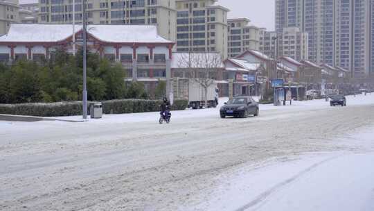 4k北方城市下大雪的马路上的行驶的车辆