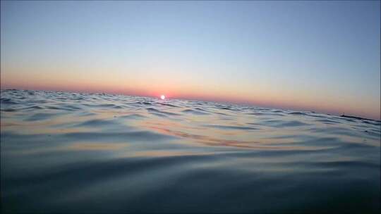 日出海面海水特写