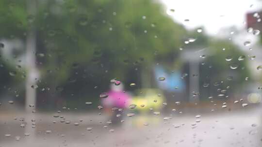 下雨天车窗外街景雨天道路交通车流窗户风景视频素材模板下载