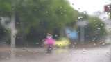 下雨天车窗外街景雨天道路交通车流窗户风景高清在线视频素材下载