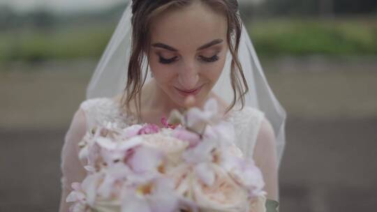 新娘在户外手拿花束视频素材模板下载