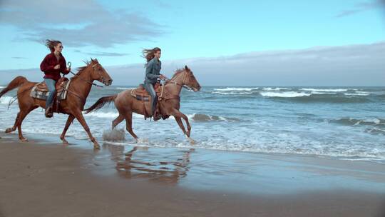 妇女在海滩骑马