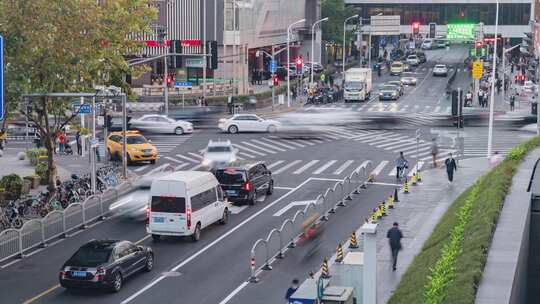 城市交通车水马龙行人延时摄影