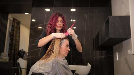 美容院客户的染发染发浅色头发专业护发产品视频素材模板下载