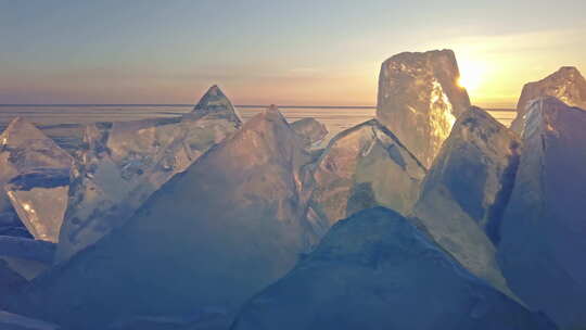 冰冻的贝加尔湖上的日落视频素材模板下载