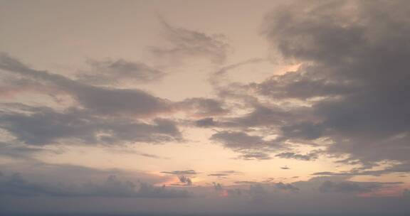 日落时分的云景