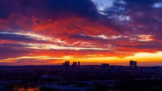 城市黄昏天空晚霞夕阳延时景观