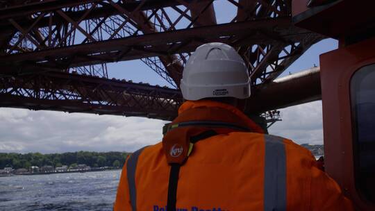 苏格兰东海岸福斯桥下检查员乘船前往上工视频素材模板下载