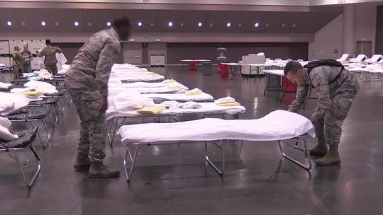 美国警卫队在会议中心临时搭建床铺视频素材模板下载