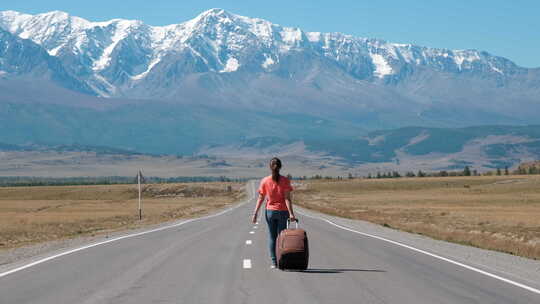 背着背包走在路上的女人旅行者