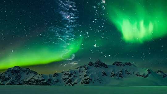 雪岭极光 星空流转 梦幻纯净画卷