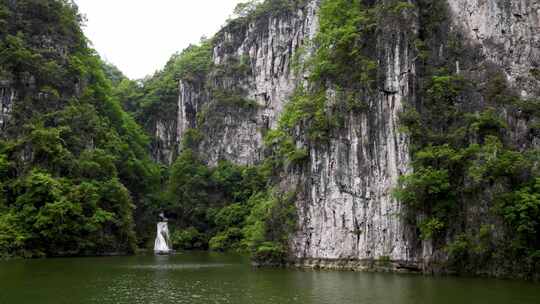 山水间瀑布与岩壁景观