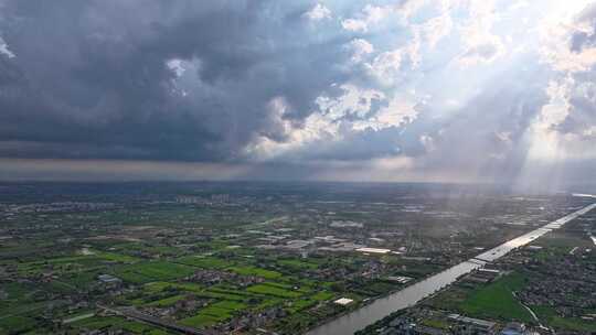 航拍乡村田野与河流风光  丁达尔光