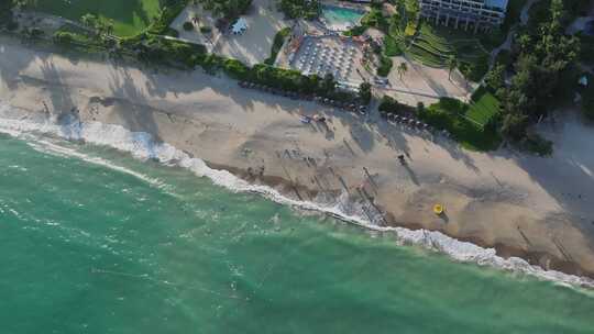 航拍三亚亚龙湾蓝天白云海浪游艇沙滩海岸线