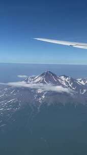 飞机上航拍特写北美洲落满雪花的山脉