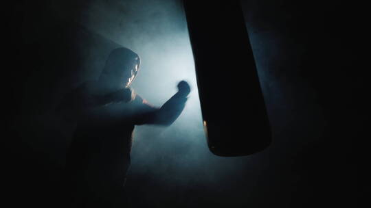 拳击手的剪影在健身房打拳击视频素材模板下载