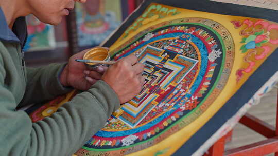 西藏唐卡艺人正在画画，传统文化