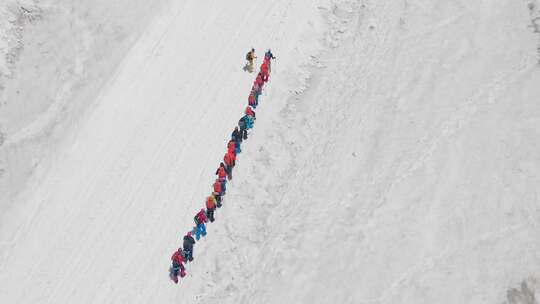 登山队登顶阿尔卑斯山营地的鸟瞰图