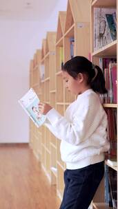 4K升格实拍站在图书馆书架旁看书的女孩竖屏