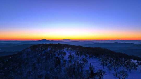 东北吉林长白山冬天日出雪景