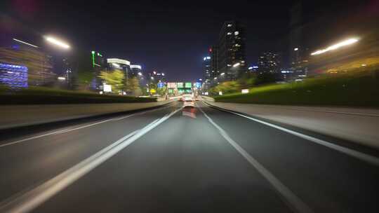 夜晚驾车行驶在市区道路