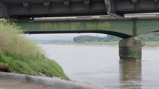 河面上的铁路桥视频素材模板下载