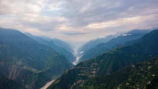 云南省福贡县怒江大峡谷老姆登风景区云雾