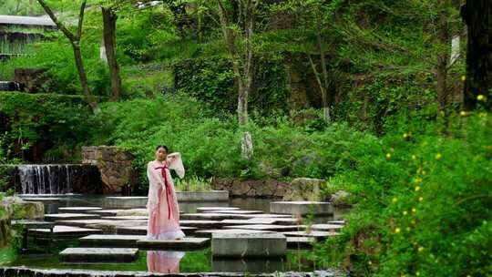 4K美女在湖边山林间的舞蹈