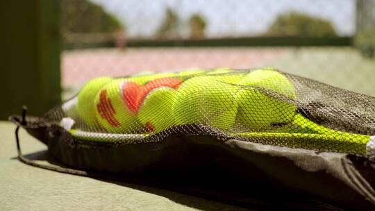 网球袋里的球和球拍视频素材模板下载