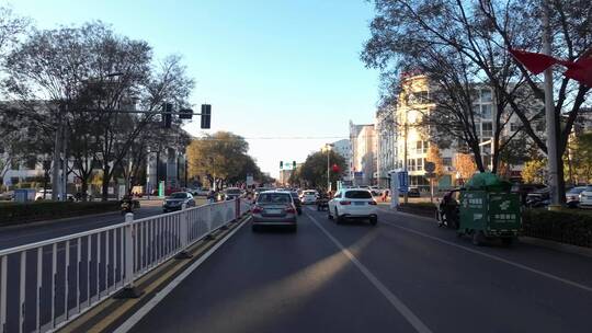 驾车开车乘车行驶在城市道路上第一视角