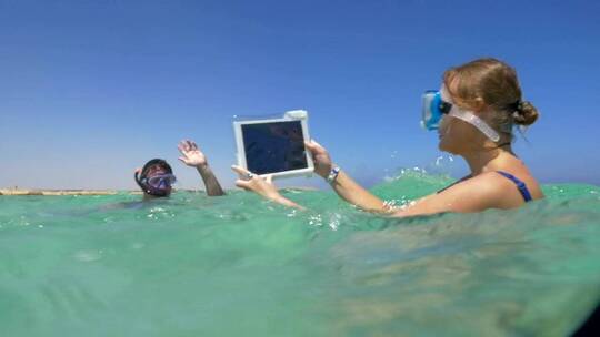 在海里使用平板电脑