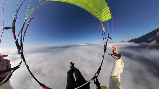滑翔伞动力伞飞行第一视角蓝天白云高山森林