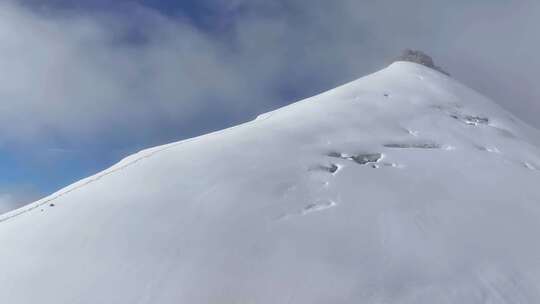 航拍川西贡嘎山卫峰乌库楚雪山风光