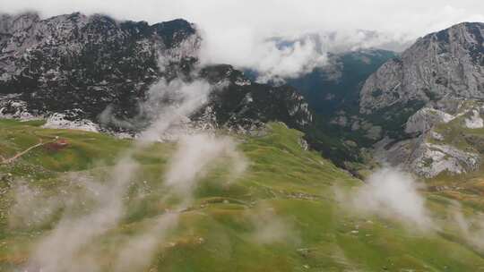 雨天的青山鸟瞰图和戏剧性的云景