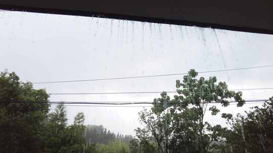 夏天下暴雨屋檐雨水视频素材