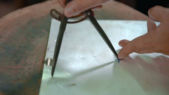 手工艺视频手工匠人锻银银板划圆技艺视频素材模板下载