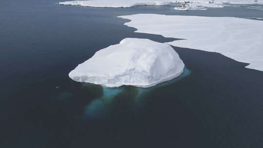 极地海洋冰川上空的南极洲飞行