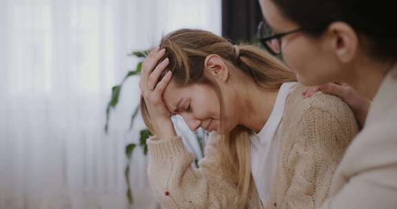 安慰女人的精神病医生