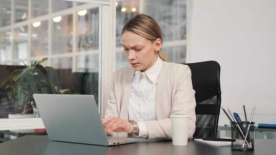 一位疲劳的女性在加班