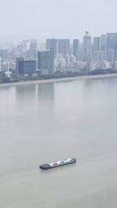 货船行驶在杭州钱塘江江面