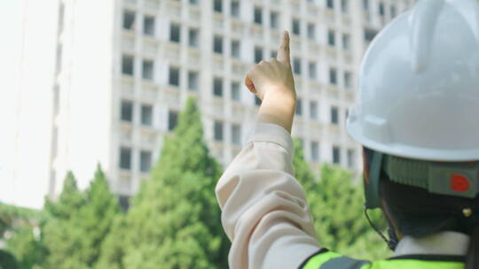 中国人女工程师戴建筑头盔工作记录