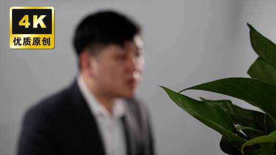 商务人士采访男人对话采访访谈事件描述