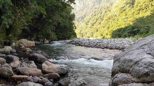 河水在河里流动视频素材模板下载