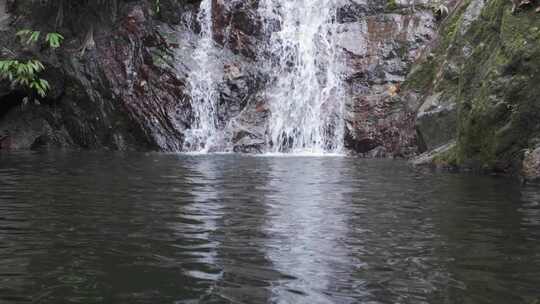 哥伦比亚明卡，一个宁静的瀑布瀑布流入一个