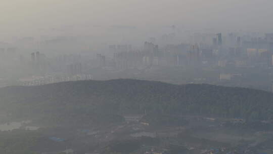 航拍武汉东湖公园清晨大雾城市远景