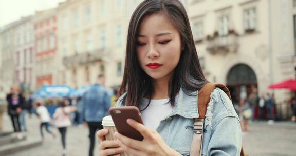 看手机的女人肖像