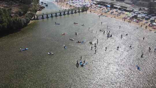 鸟瞰德里尼海滩在Gunungkidul，